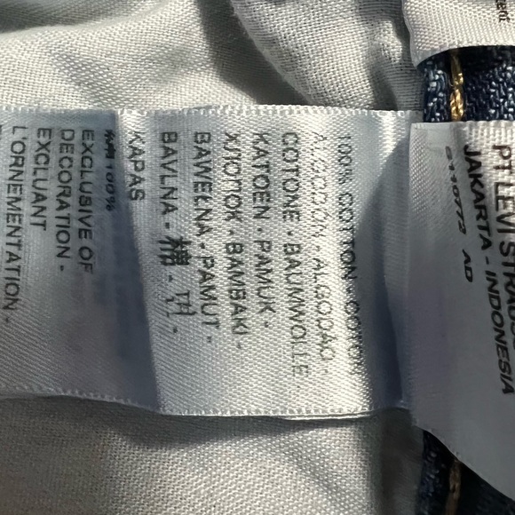 Levi’s High-Waisted  High Rise Mom Shorts size 31 NWT blue - Picture 8 of 8